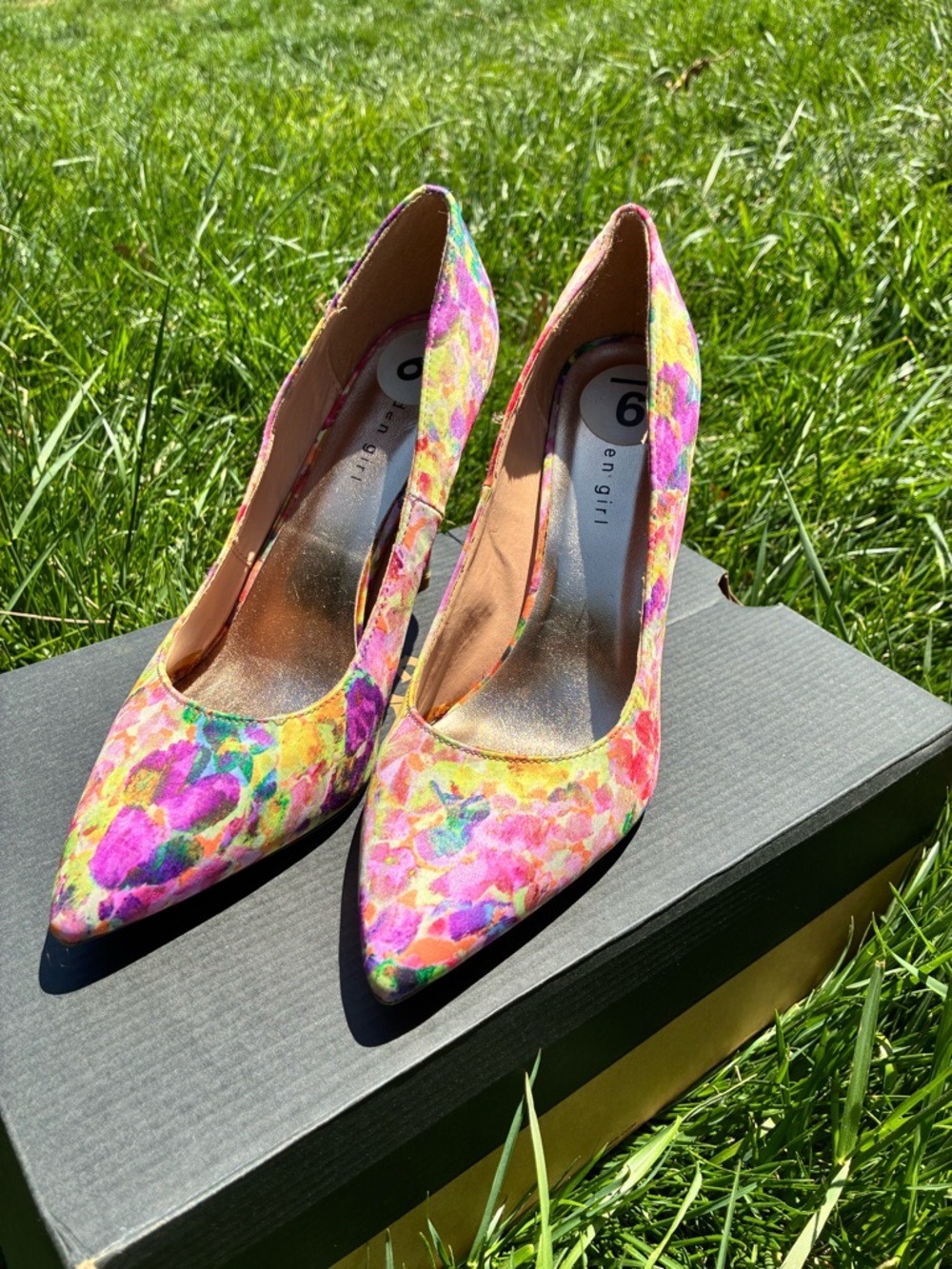 Madden girl Floral Pointed-Toe Women's Pumps - Size 9